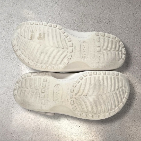Crocs Classic White Unisex Clogs Shoes W/ Hello Kitty Jibbitz - Picture 7 of 8